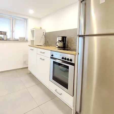 Apartman Flair-apartments 'salz & Flair' Naehe Altstadt, 450 M Bahnhof, Fuer Urlaub Oder Geschaeftsreise, Separater Eingang, 24 Std Check-in,wlan, 55 Zoll-fernseher, Streaming, Kueche, Regendusche, 1 Doppelbett, 1 Schlafsofa *