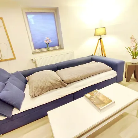 Flair-apartments 'salz & Flair' Naehe Altstadt, 450 M Bahnhof, Fuer Urlaub Oder Geschaeftsreise, Separater Eingang, 24 Std Check-in,wlan, 55 Zoll-fernseher, Streaming, Kueche, Regendusche, 1 Doppelbett, 1 Schlafsofa Bad Salzuflen