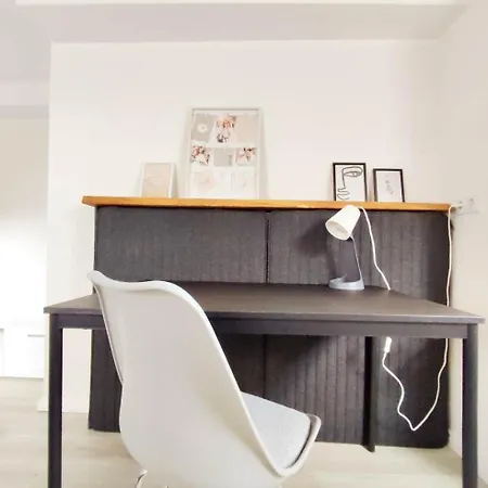 Flair-apartments 'salz & Flair' Naehe Altstadt, 450 M Bahnhof, Fuer Urlaub Oder Geschaeftsreise, Separater Eingang, 24 Std Check-in,wlan, 55 Zoll-fernseher, Streaming, Kueche, Regendusche, 1 Doppelbett, 1 Schlafsofa Apartman
