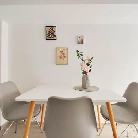 Flair-apartments 'salz & Flair' Naehe Altstadt, 450 M Bahnhof, Fuer Urlaub Oder Geschaeftsreise, Separater Eingang, 24 Std Check-in,wlan, 55 Zoll-fernseher, Streaming, Kueche, Regendusche, 1 Doppelbett, 1 Schlafsofa